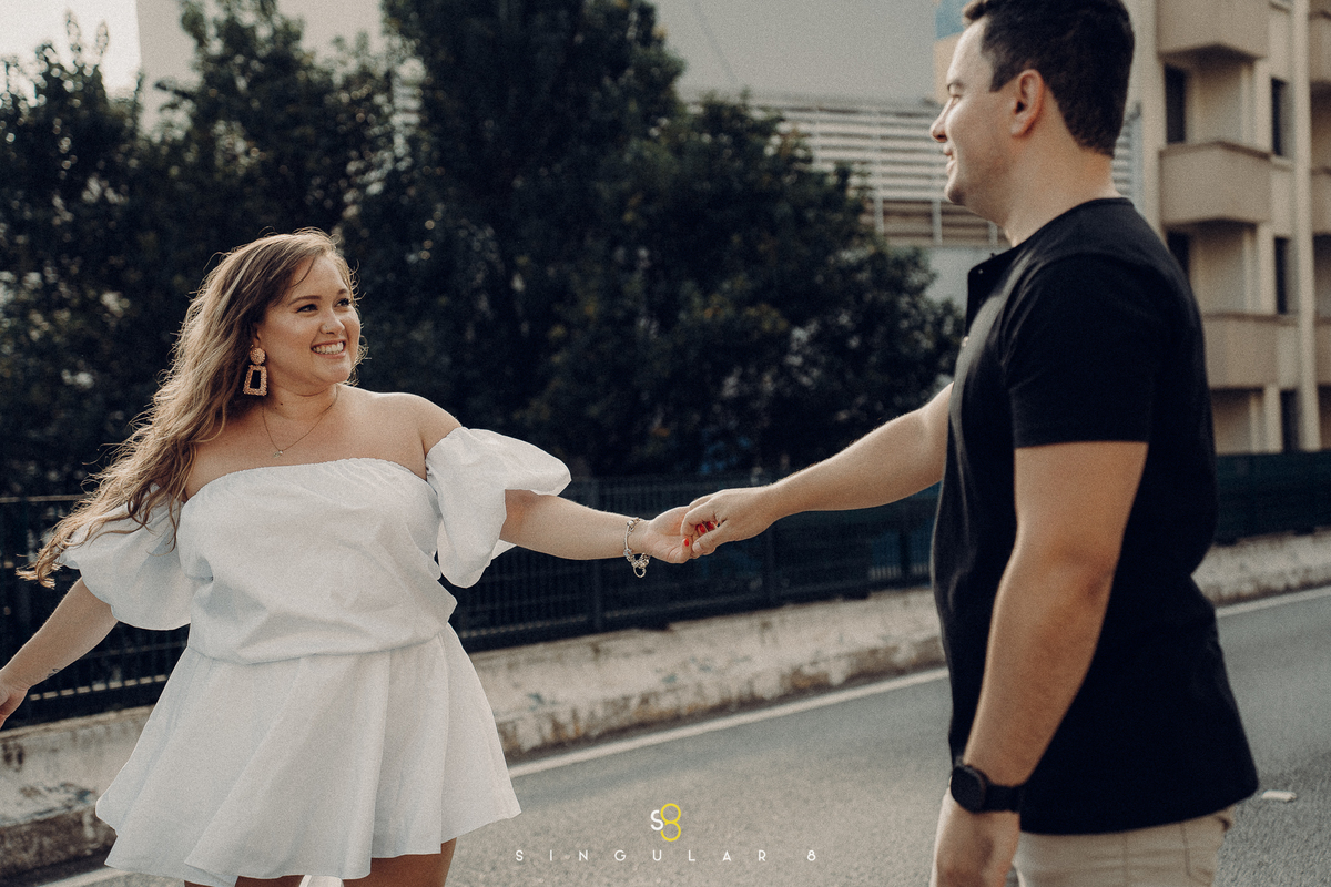 Fotografia de ensaio pré casamento no Minhocão nascer do sol