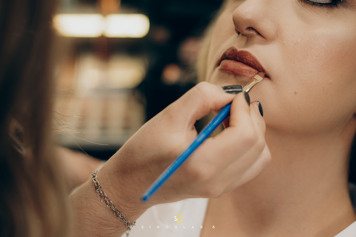 fotos de noiva com batom marrom para casamento  Buffet Tulipas Villa Valentim