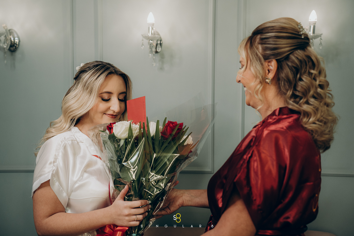 surpresa do noivo em making of da noiva  Buffet Tulipas Villa Valentim