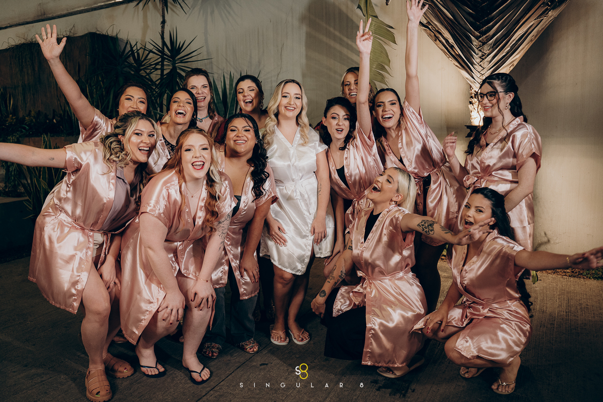 fotos criativas com madrinhas no making of da noiva  Buffet Tulipas Villa Valentim