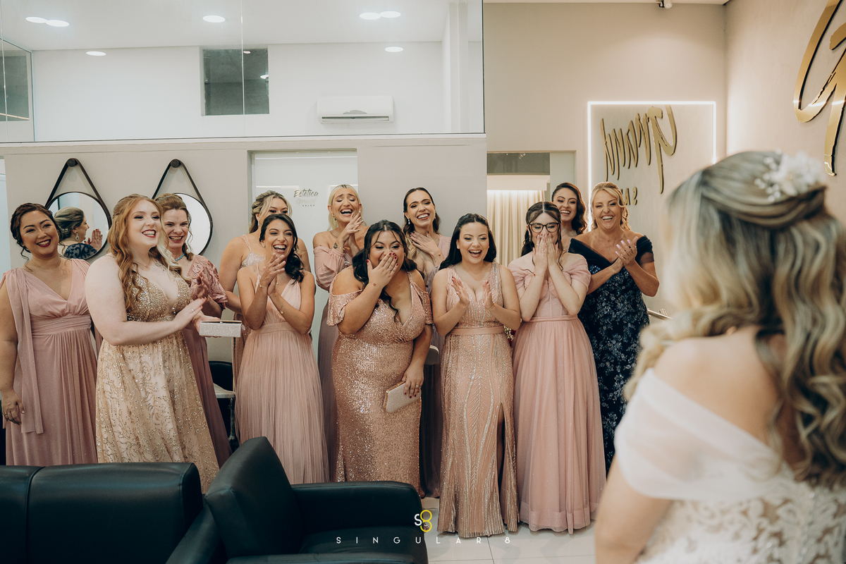 fotografia de making of da noiva com madrinhas  Buffet Tulipas Villa Valentim