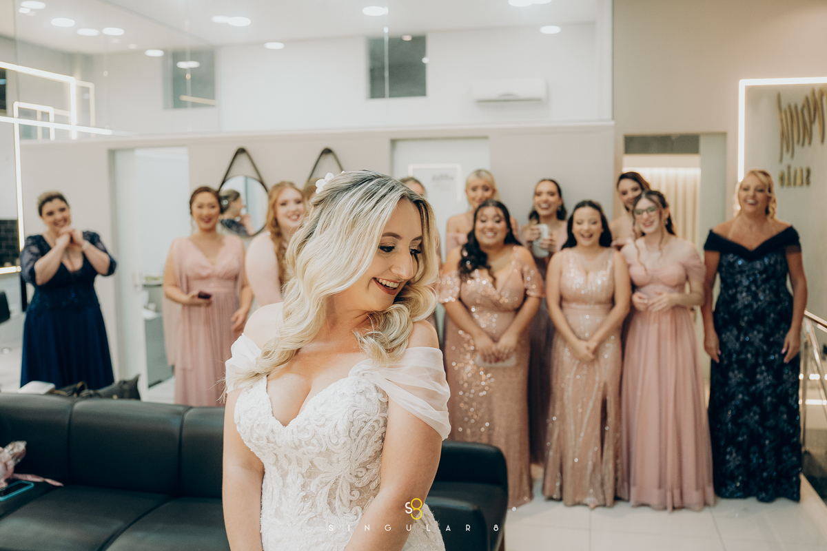 fotos de noiva com madrinhas no making of  Buffet Tulipas Villa Valentim