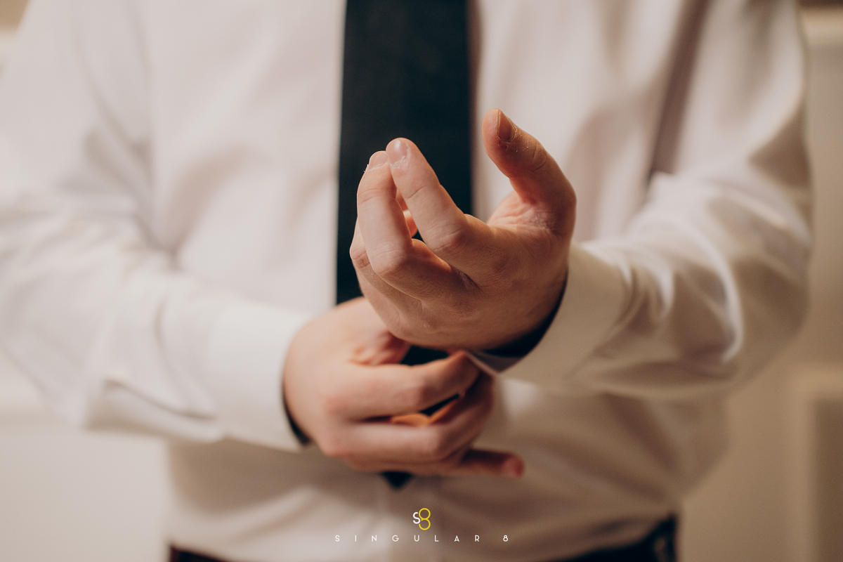 fotografia de making of do noivo  Buffet Tulipas Villa Valentim