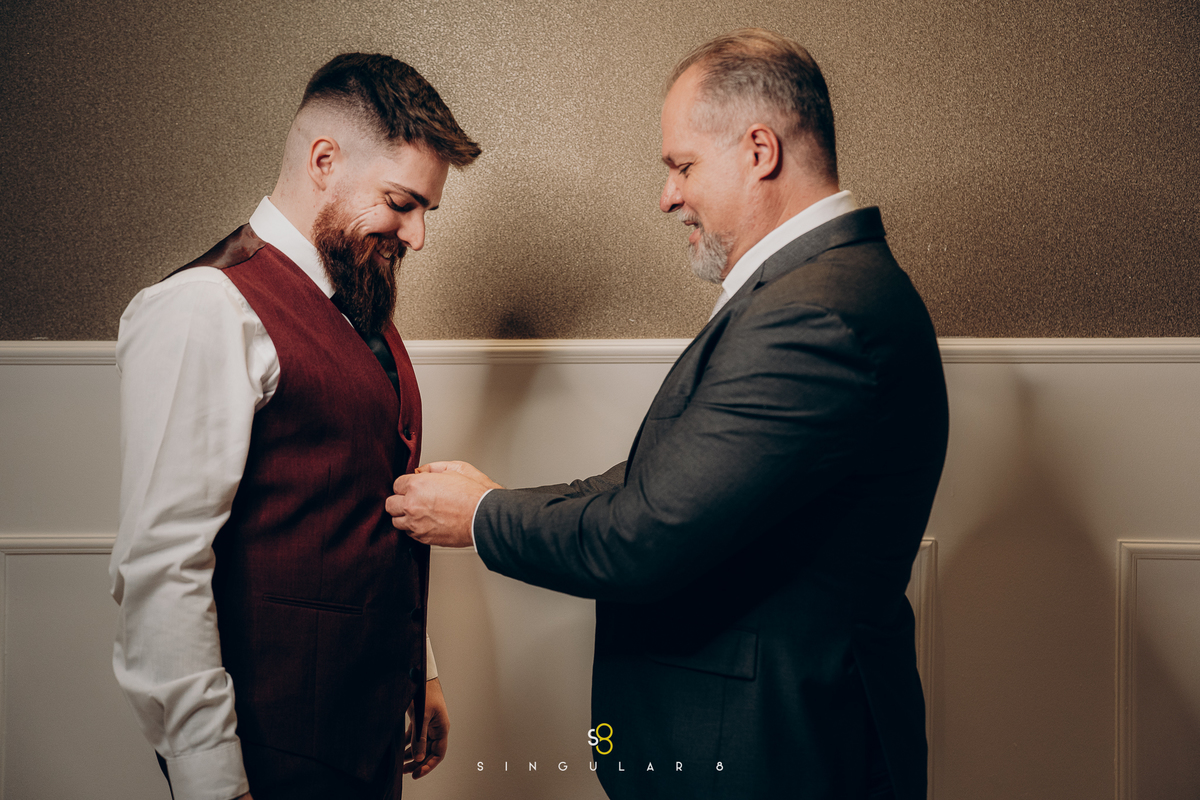 fotos de making of do noivo com o pai  Buffet Tulipas Villa Valentim