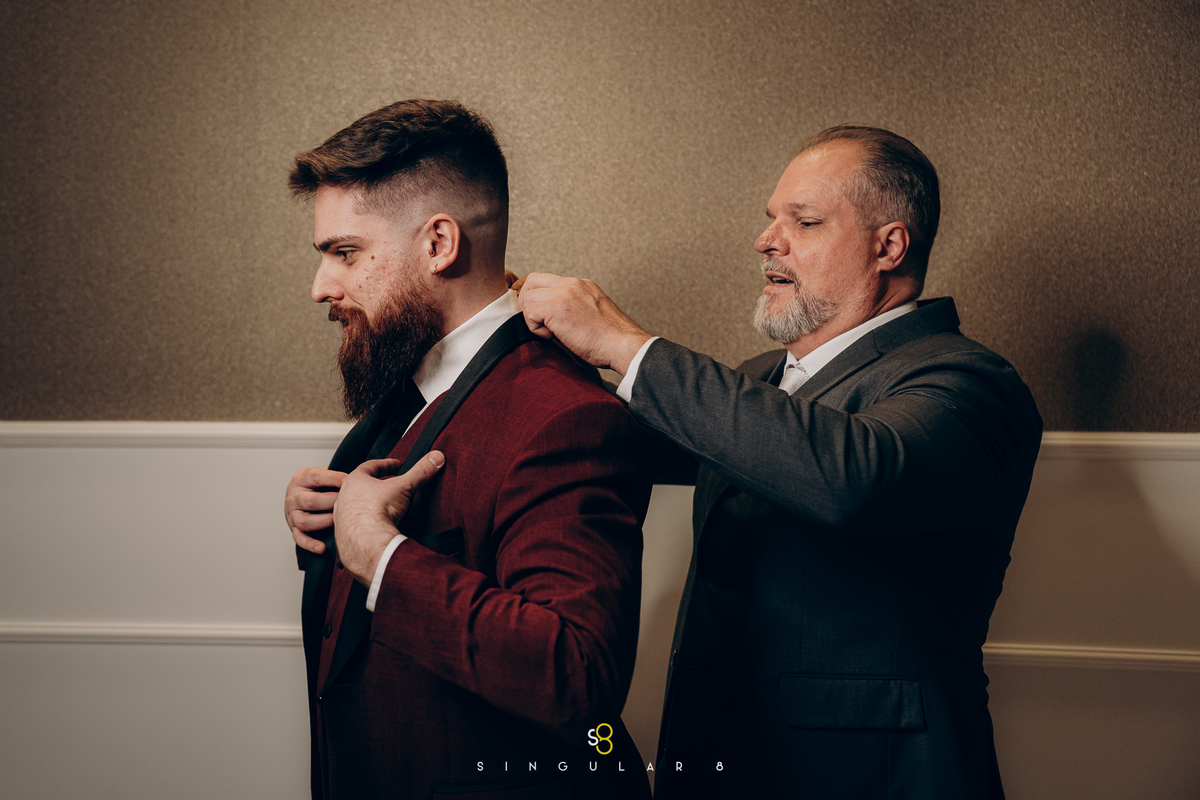 fotografia de noivo com pai no making of  Buffet Tulipas Villa Valentim