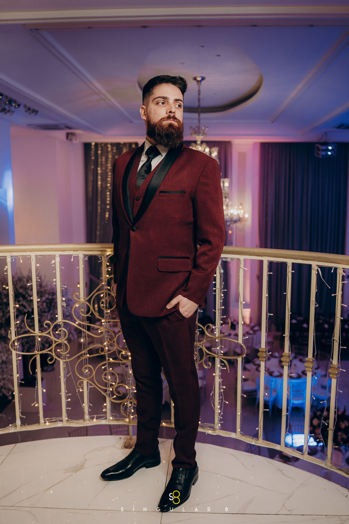 fotos do noivo de terno vermelho vinho em casamento a noite  Buffet Tulipas Villa Valentim