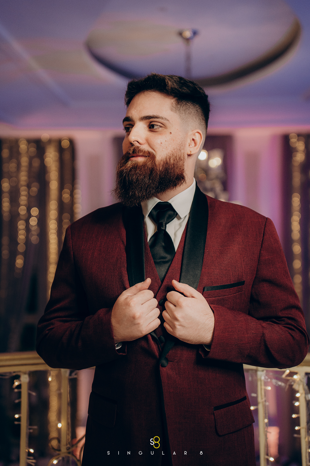 fotos de noivo com terno vinho para casamento a noite  Buffet Tulipas Villa Valentim