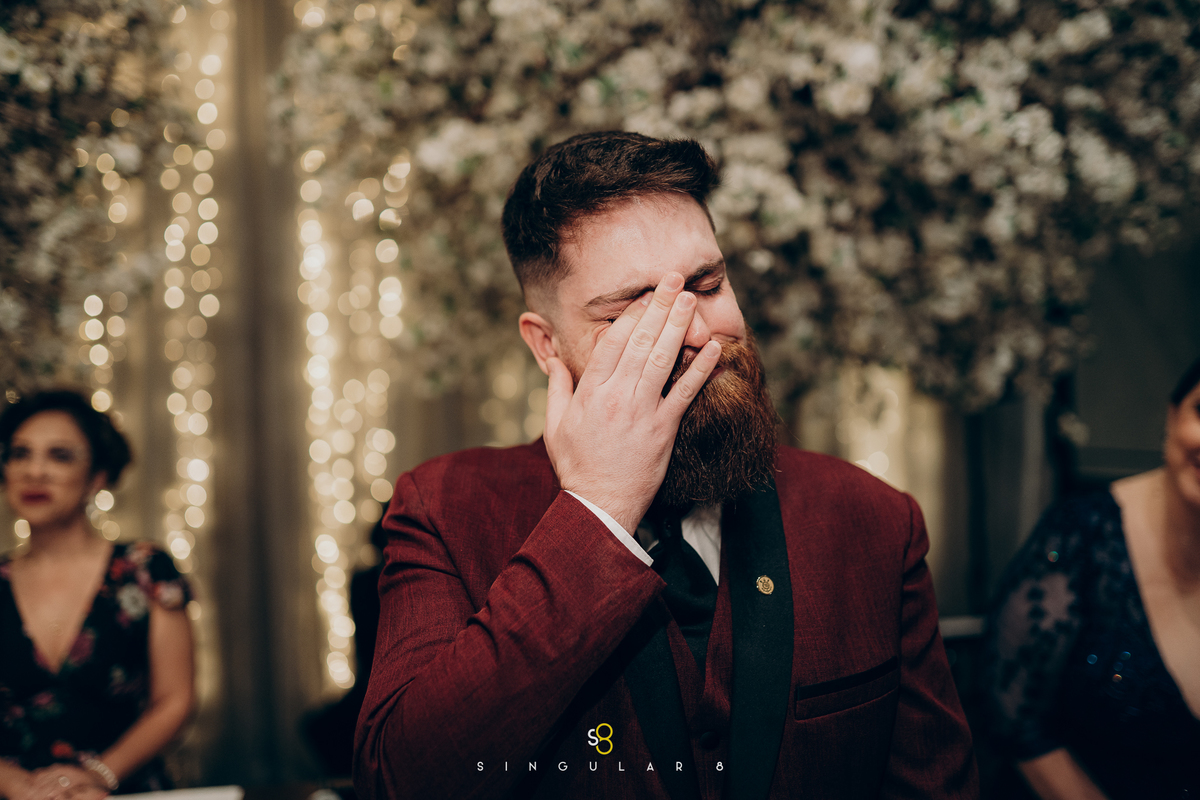 fotos da reação do noivo chorando na entrada da noiva Buffet Tulipas Villa Valentim