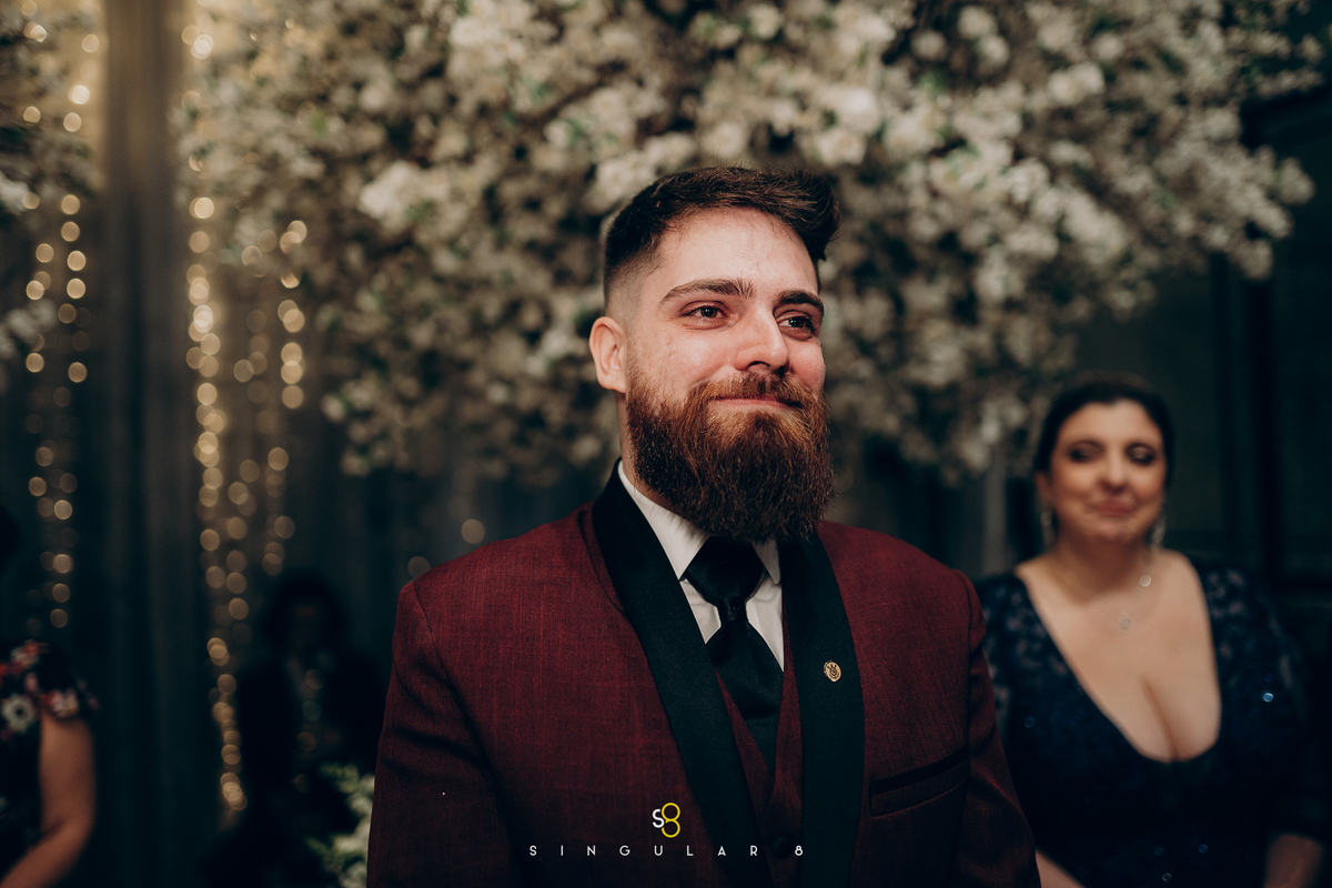 fotografia do noivo esperando a noiva entrar em casamento a noite Buffet Tulipas Villa Valentim