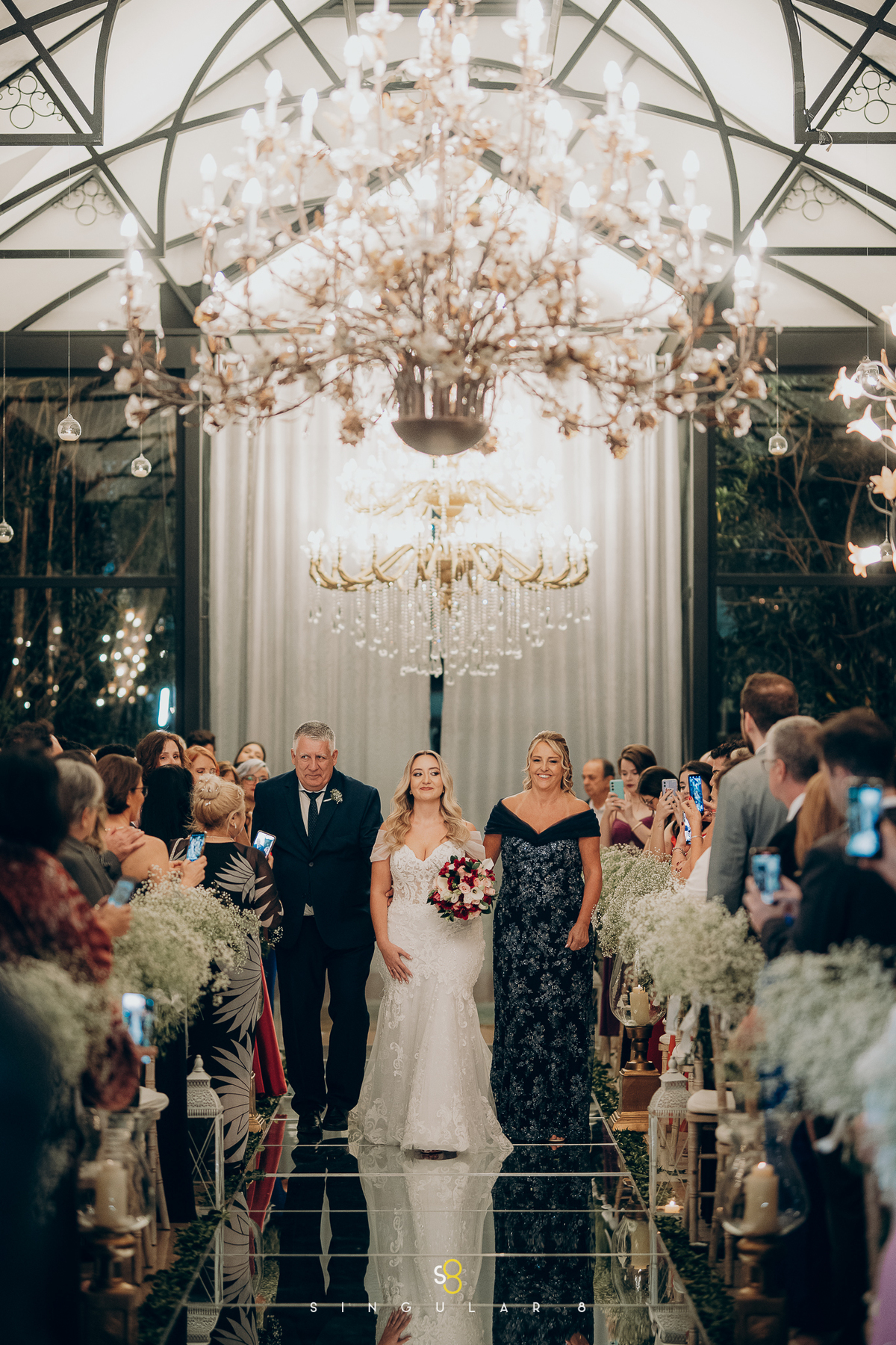 fotos da entrada da noiva com pai e mãe na cerimônia  Buffet Tulipas Villa Valentim