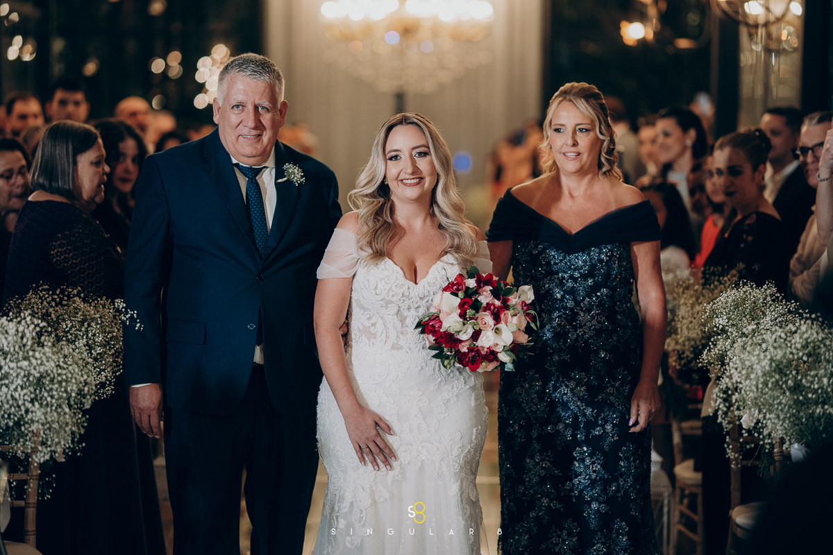 noiva entrando com pai e mãe na cerimônia de casamento  Buffet Tulipas Villa Valentim