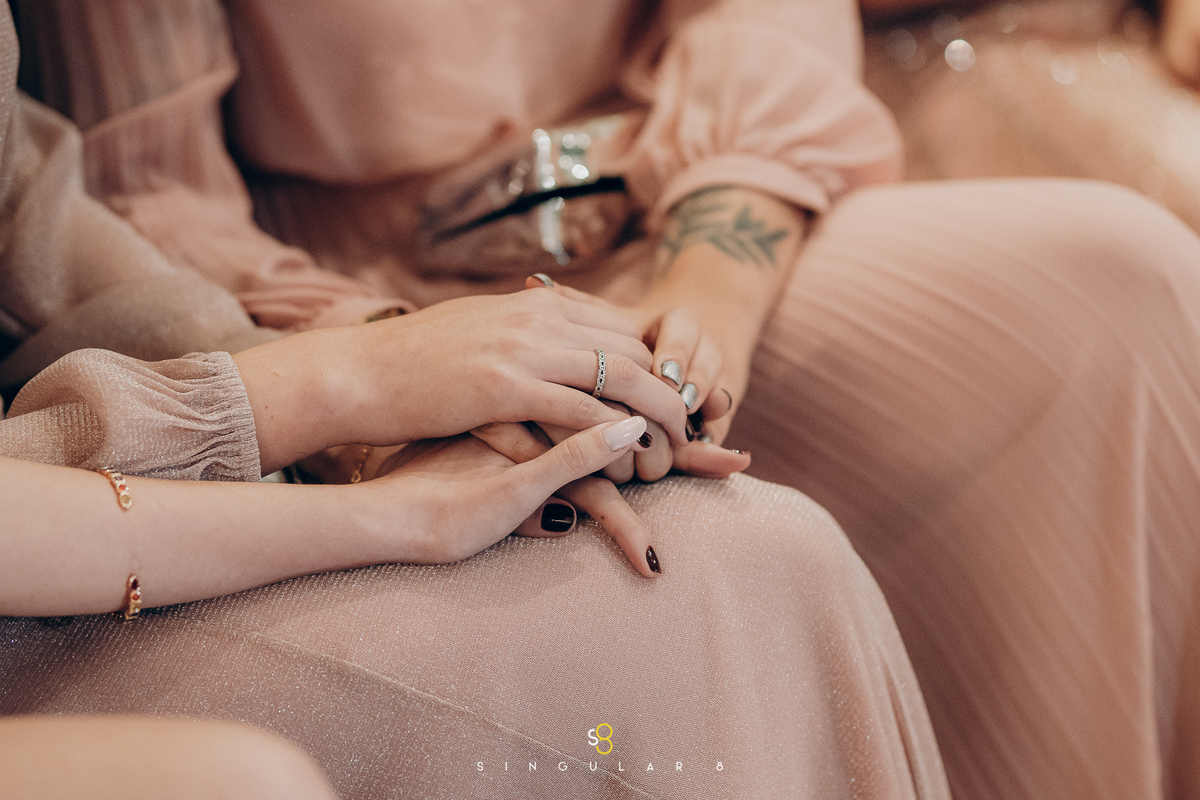 foto criativa de madrinhas na cerimônia de casamento  Buffet Tulipas Villa Valentim