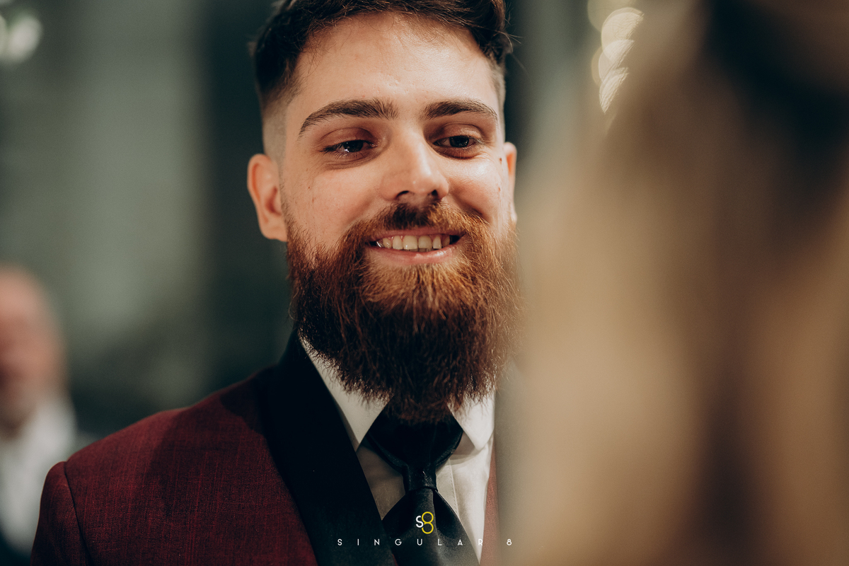 fotografia de reação do noivo na entrada da noiva cerimônia de casamento  Buffet Tulipas Villa Valentim