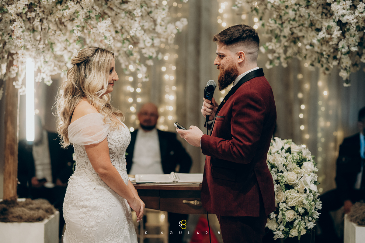 fotos do noivo falando os votos em cerimônia de casamento  Buffet Tulipas Villa Valentim