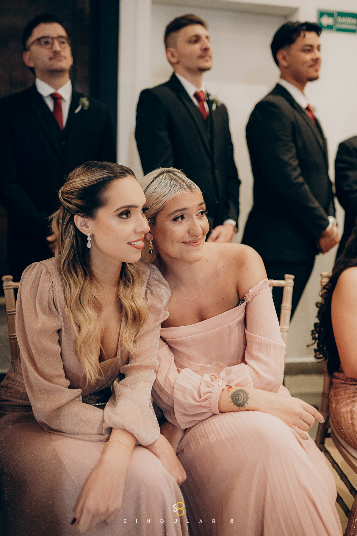 fotos criativas espontâneas de madrinhas na cerimônia de casamento  Buffet Tulipas Villa Valentim