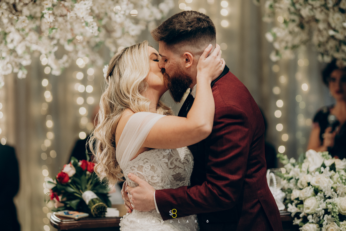 fotos do beijo do casal em cerimônia de casamento  Buffet Tulipas Villa Valentim