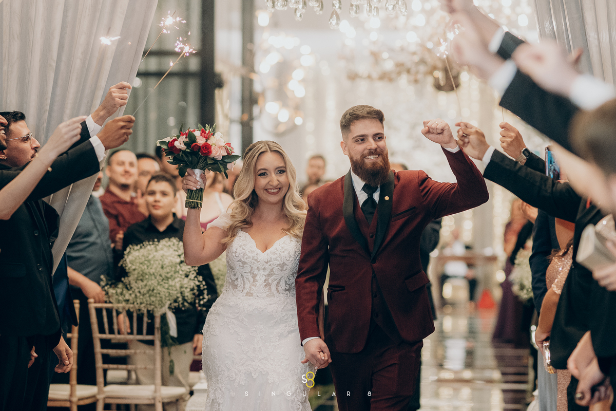 fotos saída de casal com sparkles  Buffet Tulipas Villa Valentim