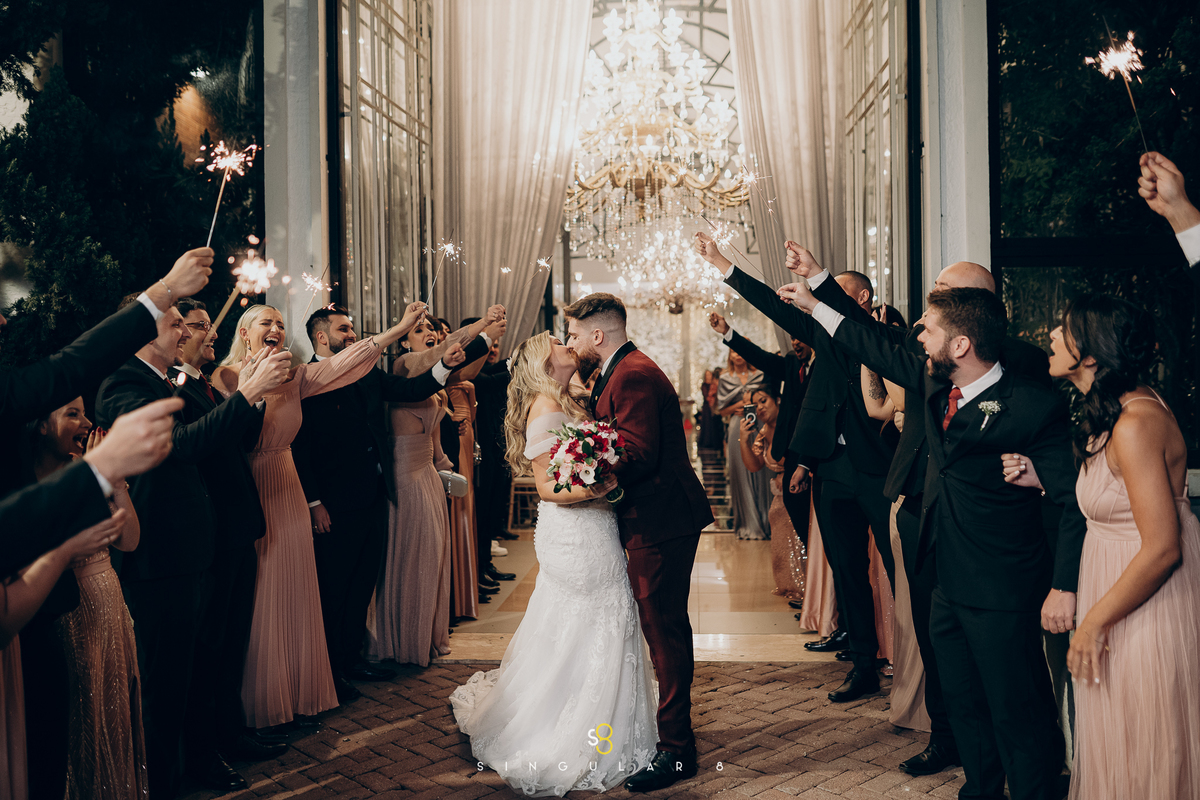 fotos de saída da cerimônia com sparkles  Buffet Tulipas Villa Valentim