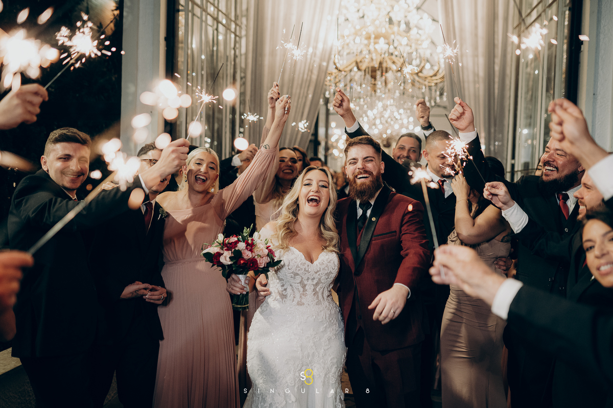 fotos saída dos noivos com sparkle de cerimônia  Buffet Tulipas Villa Valentim