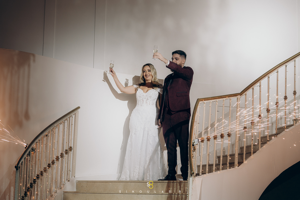 fotos do brinde do casal escada  Buffet Tulipas Villa Valentim