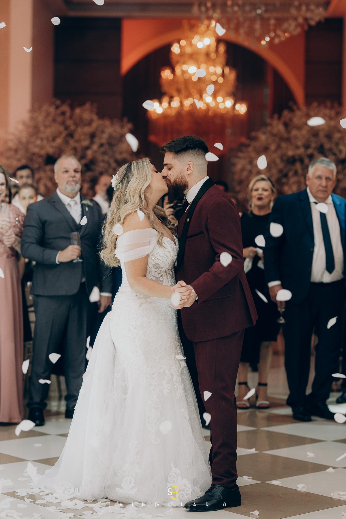 fotos dança dos noivos com as pétalas do  Buffet Tulipas Villa Valentim