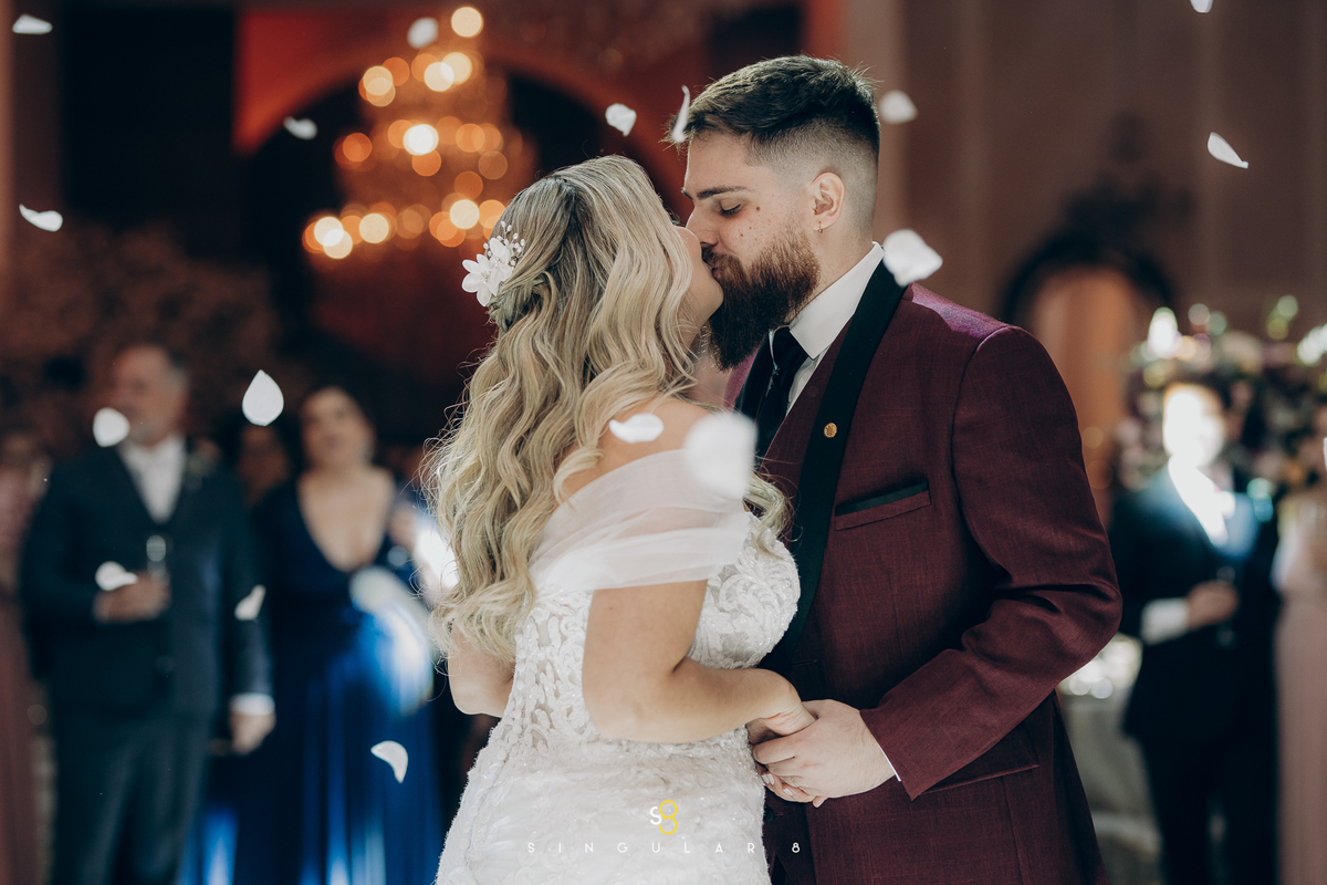 fotos da dança dos noivos criativa com as pétalas  Buffet Tulipas Villa Valentim