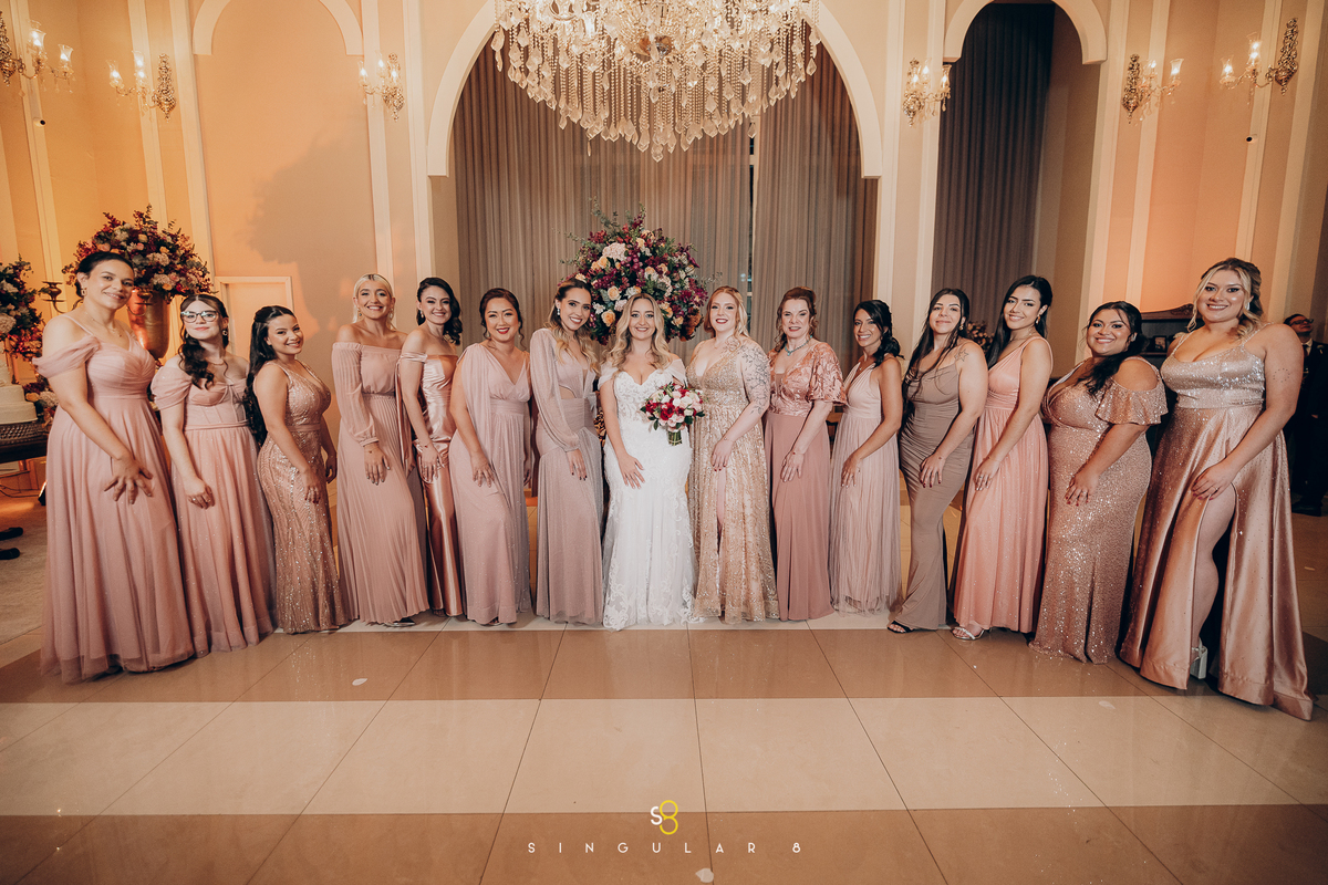 fotos com madrinhas de rosê gold  Buffet Tulipas Villa Valentim