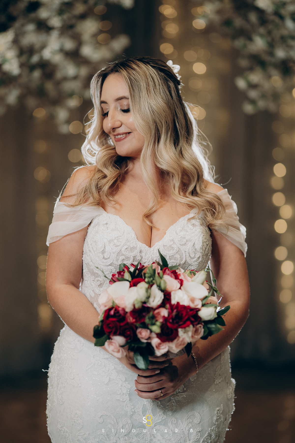 fotos de noiva com buquê diferente para casamento a noite  Buffet Tulipas Villa Valentim