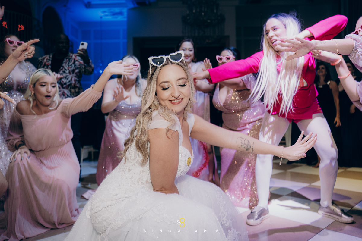 fotografia de casamento espontânea em balada com as branquelas brasileiras  Buffet Tulipas Villa Valentim