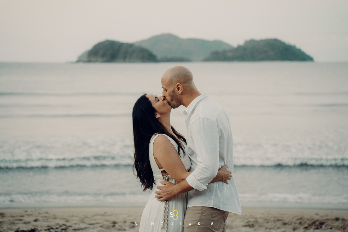 fotografia de casal na praia ensaio pré wedding 