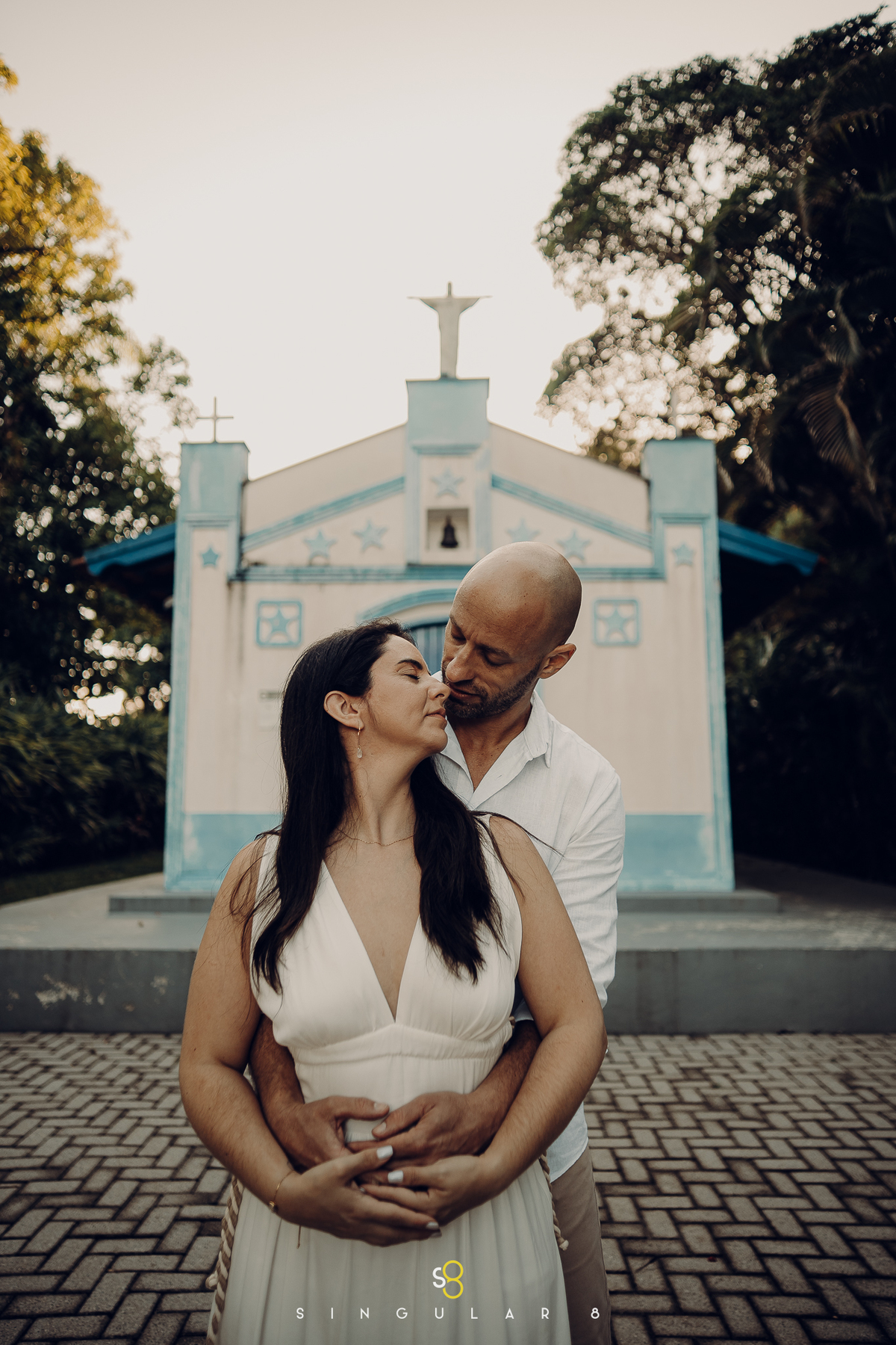 foto de ensaio pré casamento na igreja praia são sebastião barra do sahy
