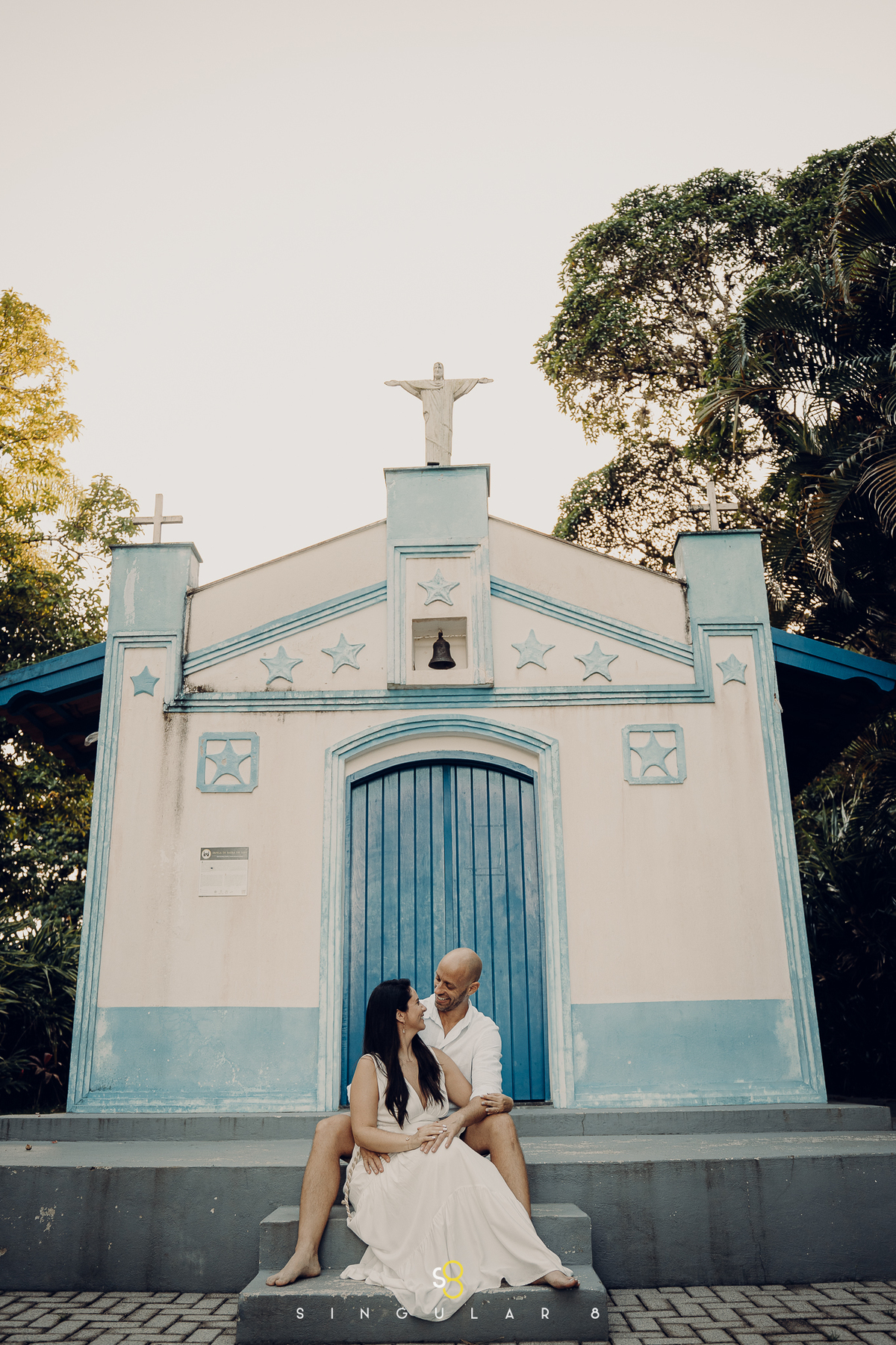 foto de ensaio pré wedding na igreja praia são sebastião barra do sahy