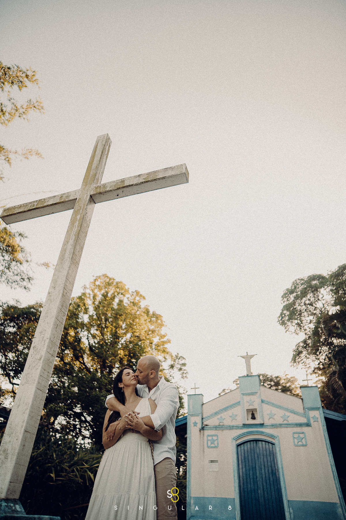 fotos de casal criativa na igreja praia são sebastião barra do sahy