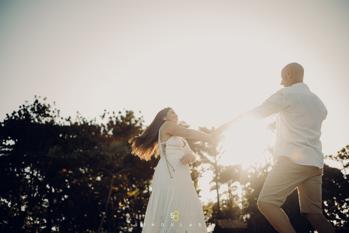 foto no pôr do sol ensaio pré wedding praia são sebastião barra do sahy