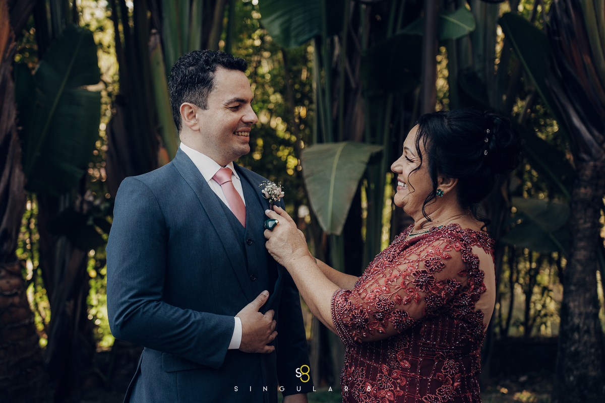 foto de making of do noivo com a mãe ravena garden mairiporã casamento de dia