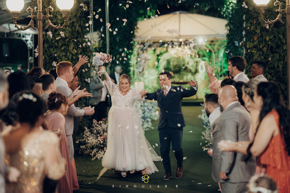 foto da saída do casal ravena garden mairiporã casamento de dia