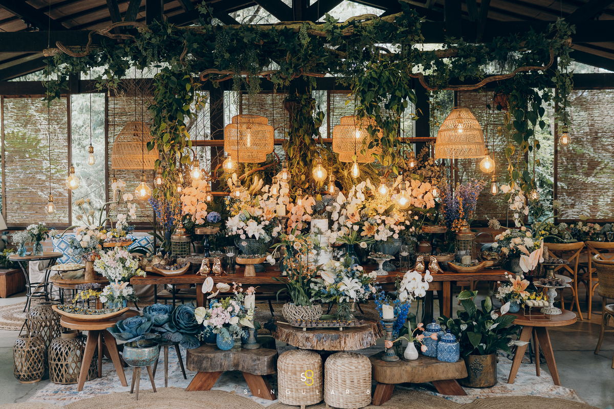 Decoração clássica de casamento no Rancho Santa Maria, em Mairiporã, com detalhes elegantes para uma cerimônia ao ar livre.
