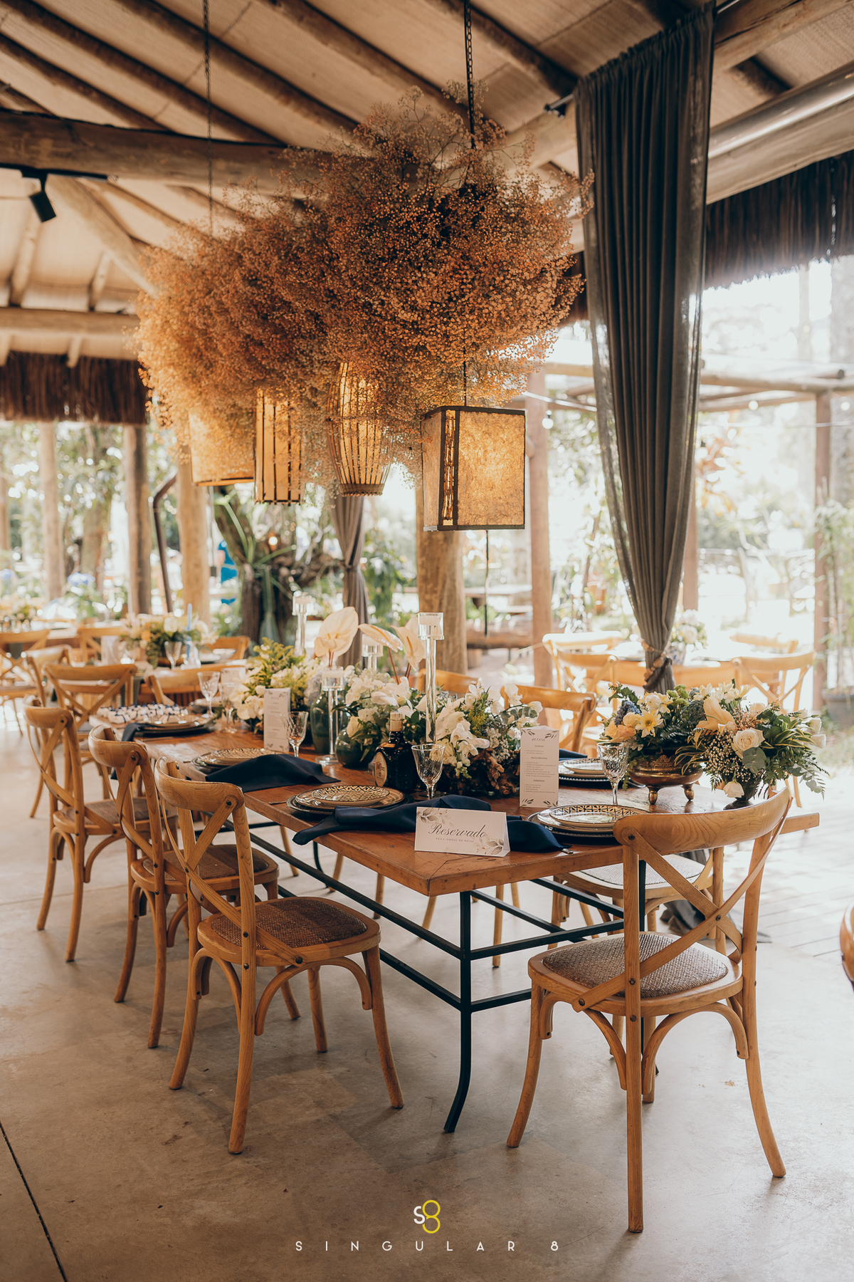 Arranjos florais e decoração sofisticada valorizando o casamento ao ar livre no Rancho Santa Maria.