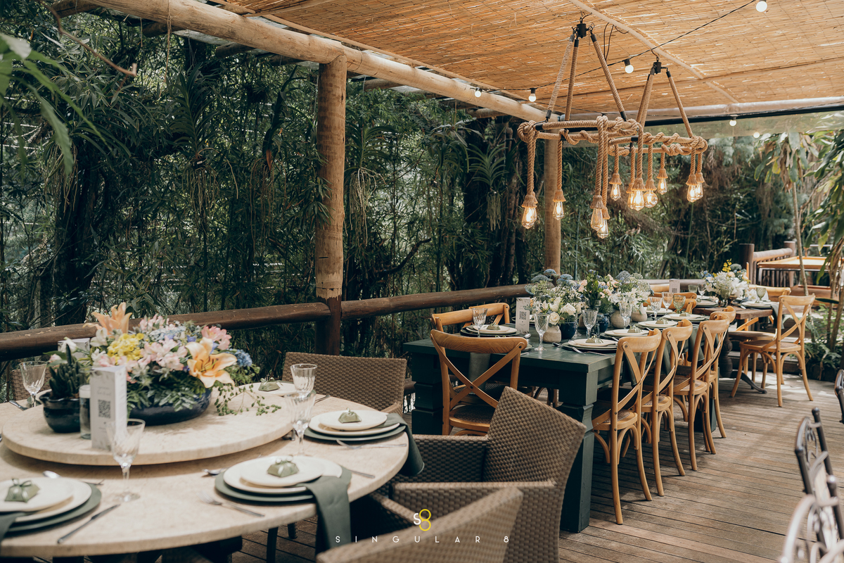 Mesa de decoração romântica em casamento de dia no Rancho Santa Maria