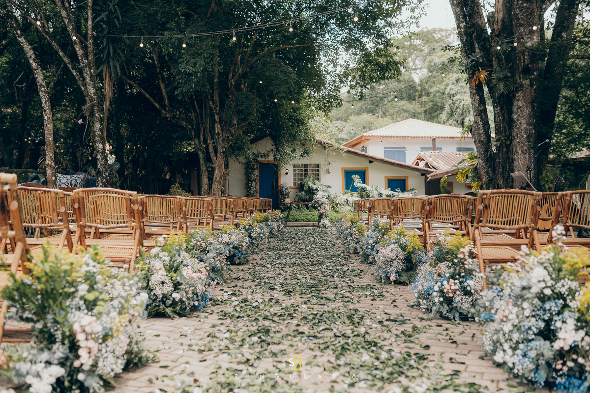 Decoração delicada e atemporal para casamento romântico ao ar livre no Rancho Santa Maria.