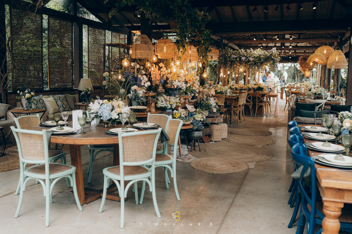 Mesa de decoração romântica em casamento de dia no Rancho Santa Maria, cercada pela natureza em Mairiporã.
