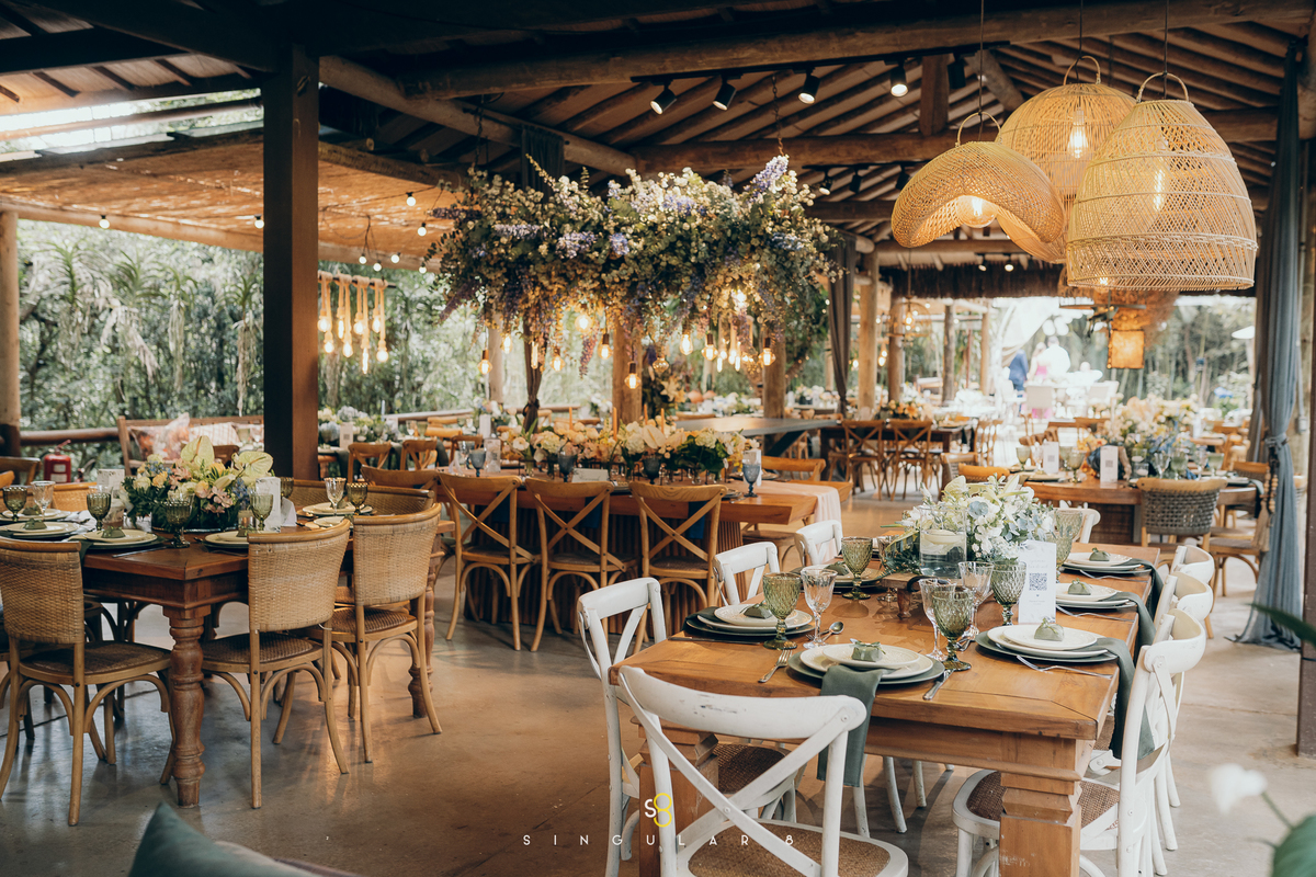 Detalhes da decoração do casamento clássico no Rancho Santa Maria, criando um cenário romântico em meio às árvores.