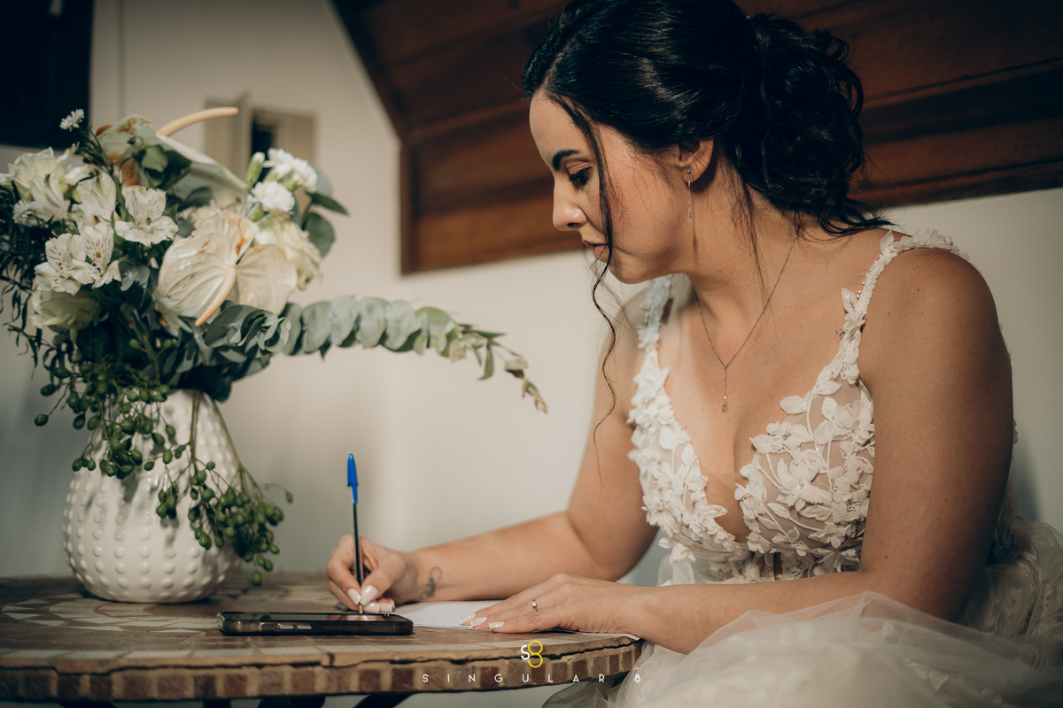 Momento íntimo da noiva escrevendo os votos para um casamento romântico e clássico no Rancho Santa Maria