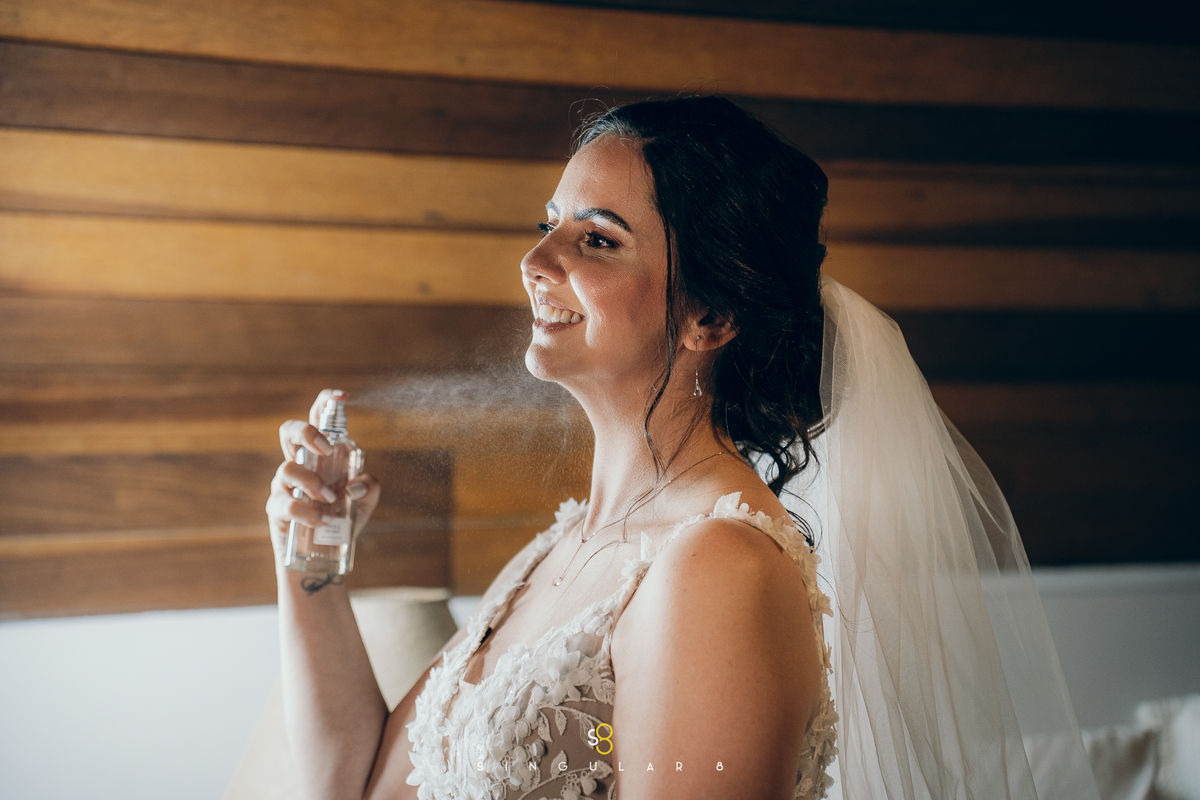 Noiva finalizando o making of com perfume antes da cerimônia de casamento de dia no Rancho Santa Maria.