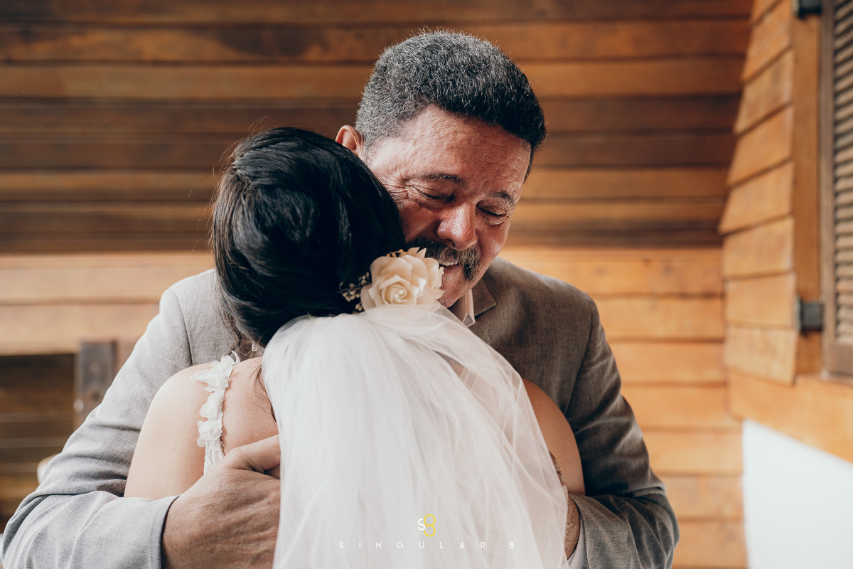 Momento especial entre pai e filha no First Look, celebrando o casamento de dia em meio à natureza no Rancho Santa Maria.