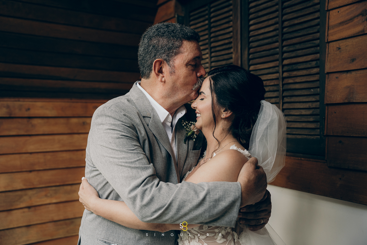Encontro emocionante da noiva com o pai antes da cerimônia de casamento ao ar livre no Rancho Santa Maria, em Mairiporã.