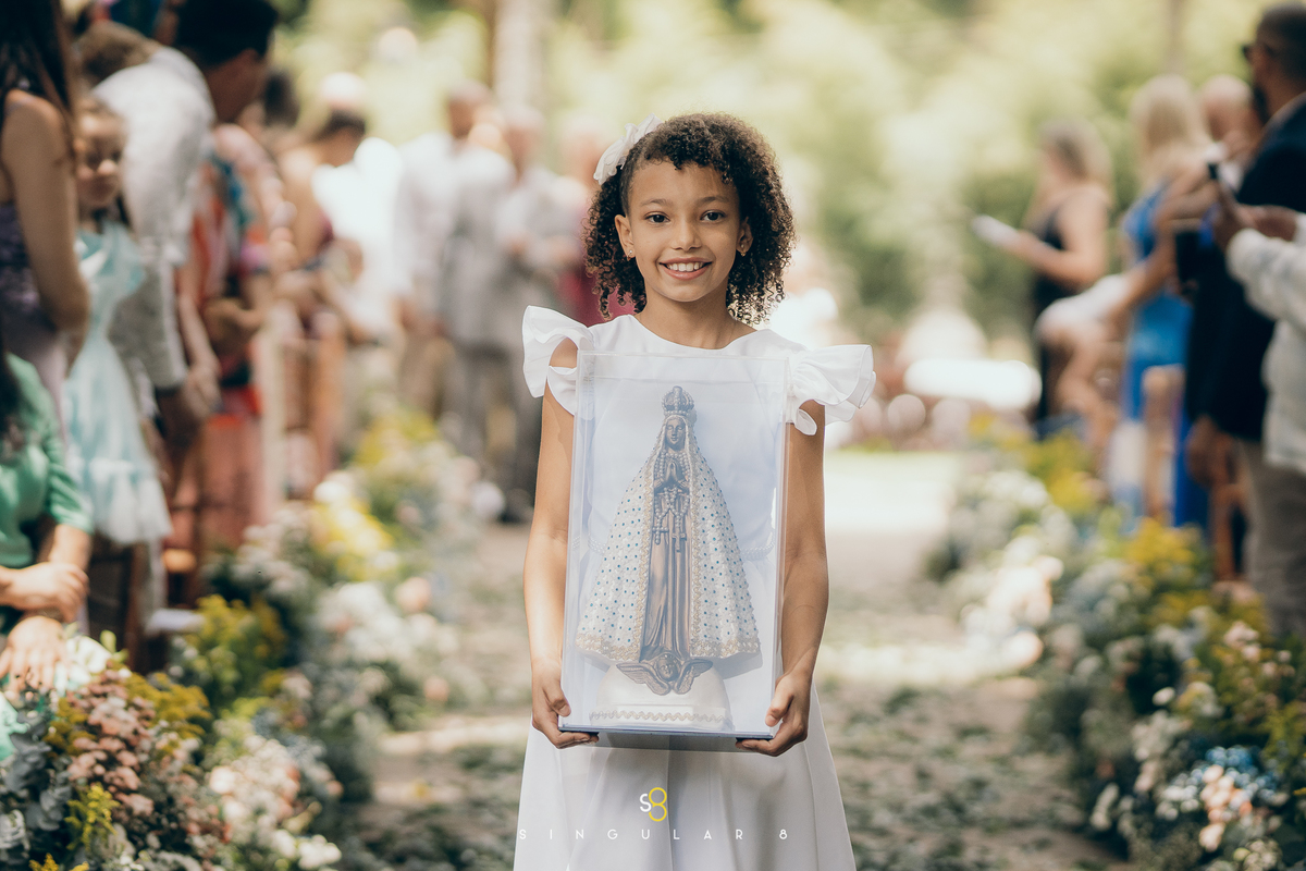 Daminha entrando com imagem de Nossa Senhora na cerimônia de casamento no Rancho Santa Maria.
