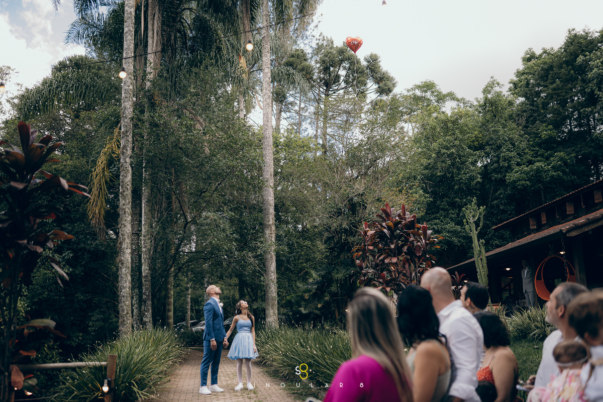 Entrada do noivo na cerimônia de casamento ao ar livre no Rancho Santa Maria.