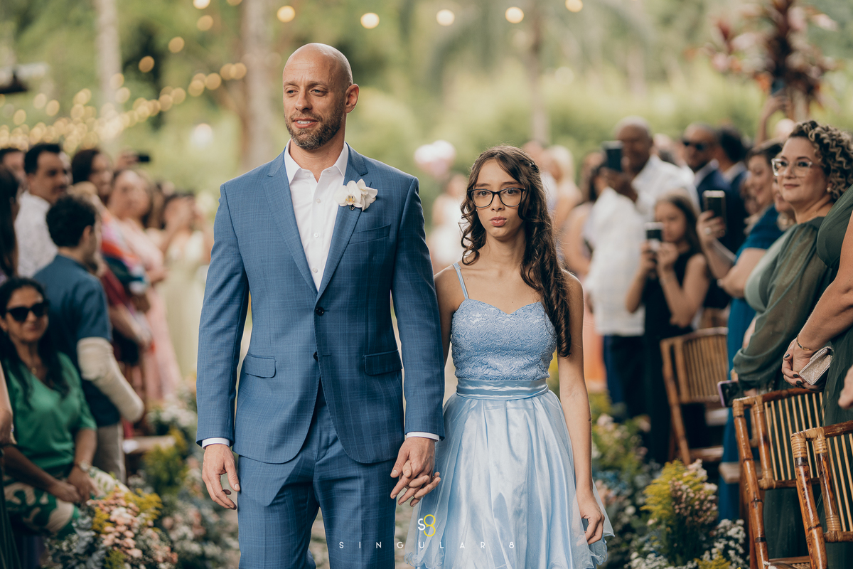 Noivo caminhando para a cerimônia em casamento de dia no Rancho Santa Maria.