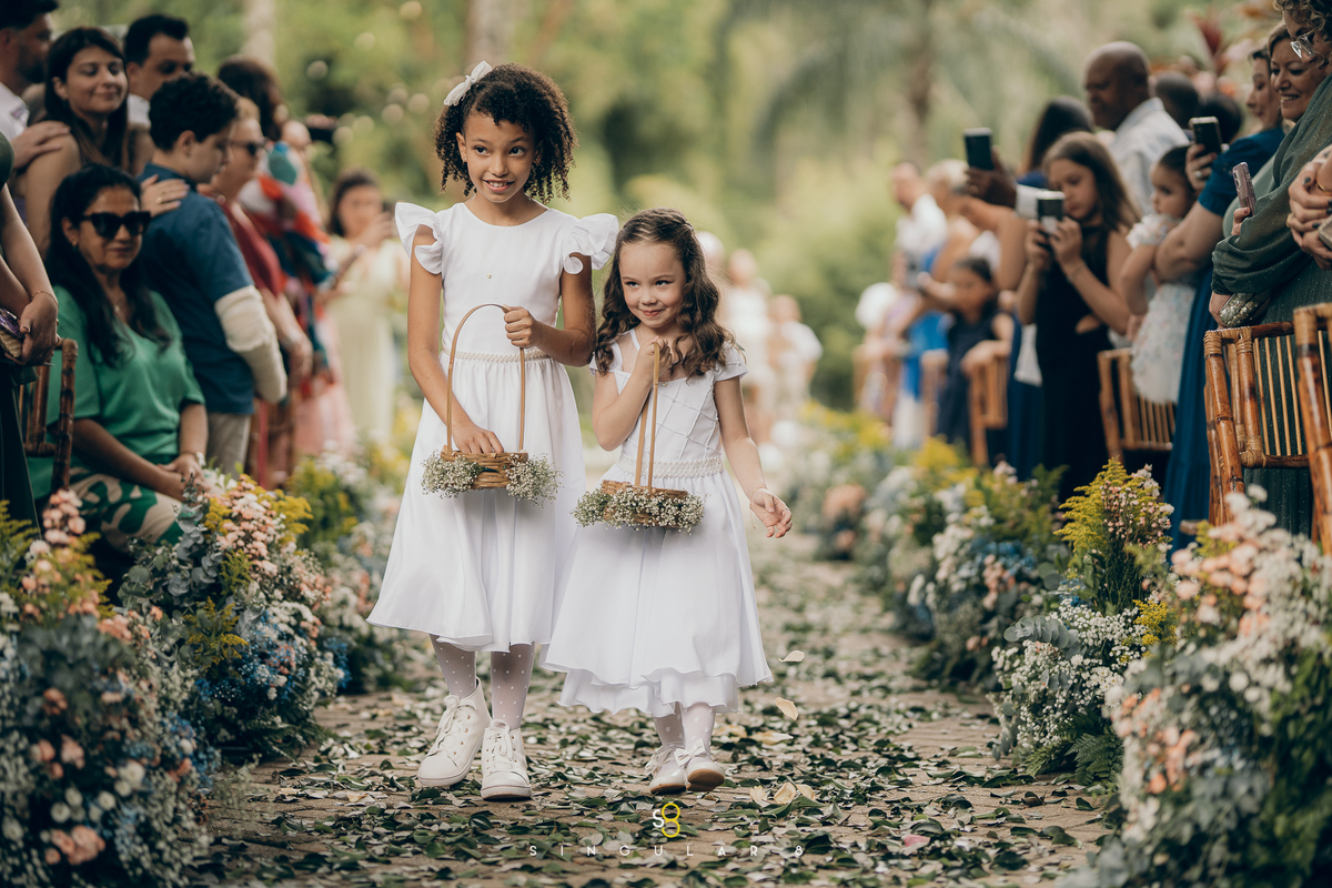 Floristas entrando na cerimônia de casamento no Rancho Santa Maria, em Mairiporã.